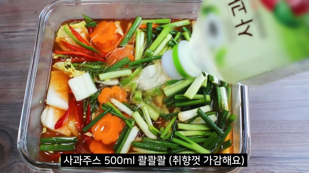 완성된 물김치에 킥포인트인 사과주스를 '콸콸' 붓는 모습. / 유튜브 '집밥 korean home cooking'