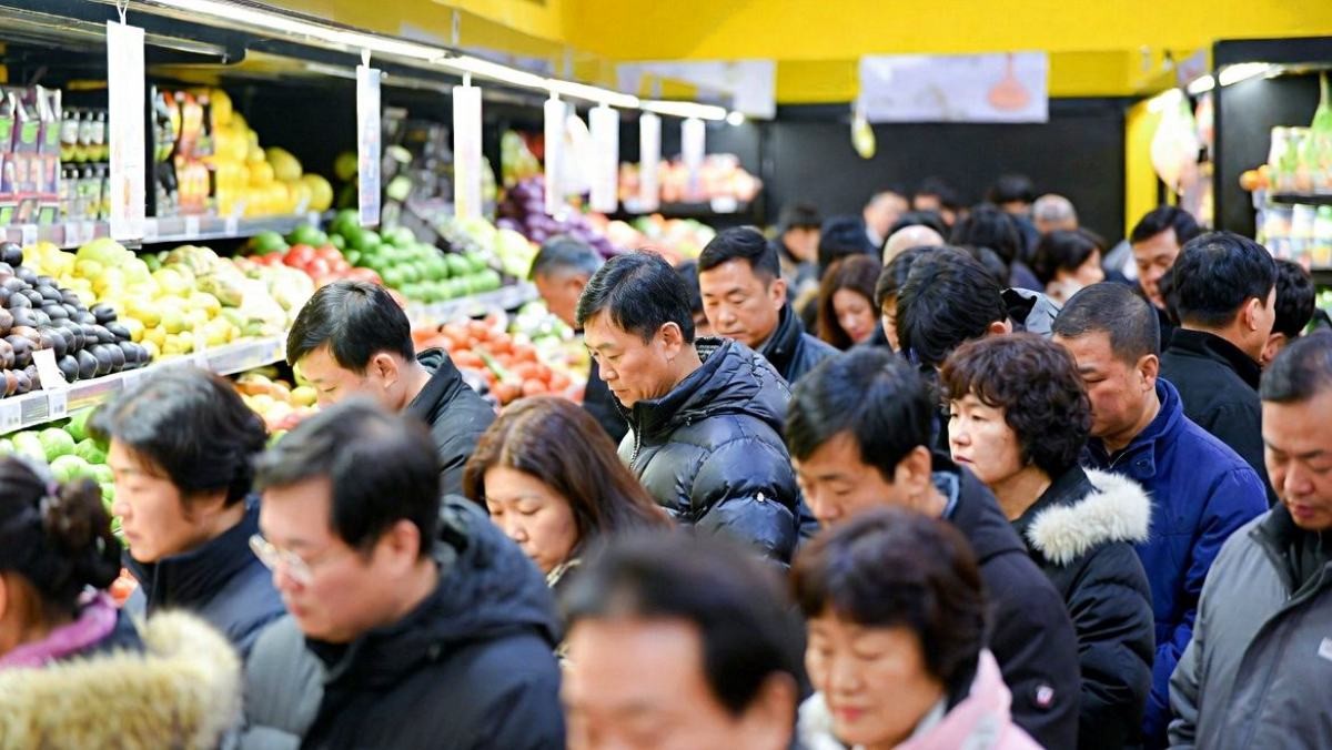 '마트에 사람들 바글바글'. 기사 내용 토대로 AI툴 활용해 제작한 자료사진.