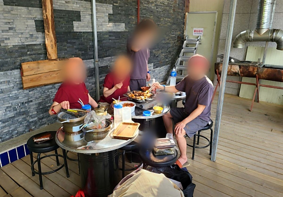 찜질방에서 식사를 하는 이용객들 / 홍삼 스파 참숯가마 사우나