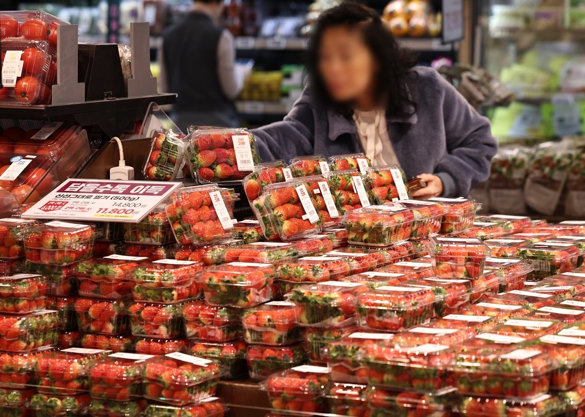 마트에 진열된 딸기 / 뉴스1