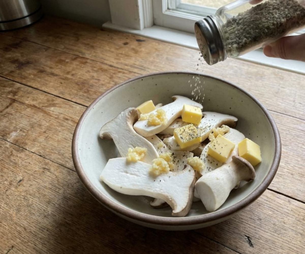 풍미가 확 사는 버터 갈릭 새송이.   기사 내용 토대로 AI툴 활용해 제작한 자료사진.