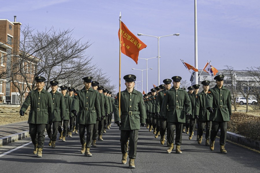 신병 1325기가 힘찬 발걸음로 수료식 행사연병장으로 향하고 있다. / 이하 부대 제공