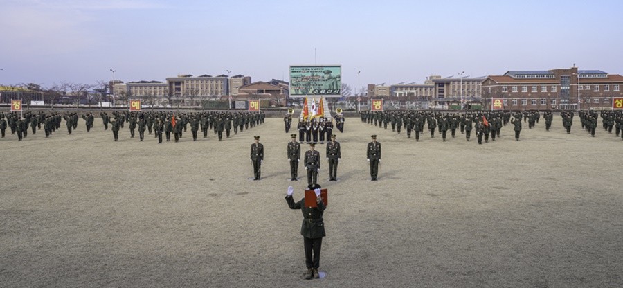 신병 1325기는 해병대 교육훈련단 행사연병장에서 교육훈련단장(준장 김수용)께 수료 선서를 하고 있다.