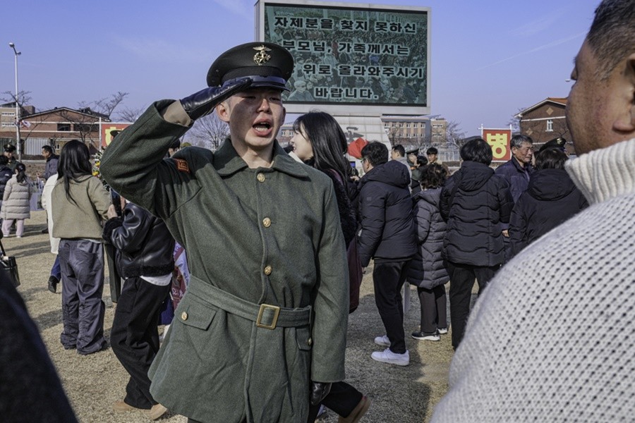 신병이 수료식 행사 후 부모님께 벅찬 눈물을 흘리며 경례를 하고 있다.