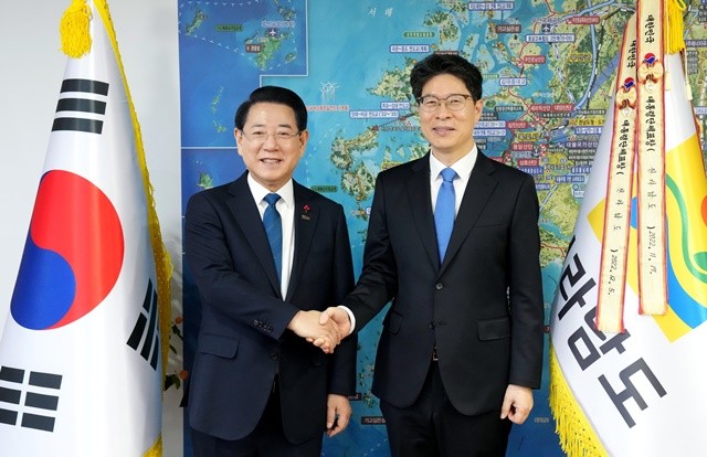 김영록 전라남도지사가 5일 도청 집무실에서 제44대 황기연 신임 전라남도 행정부지사와 기념촬영을 하고 있다.