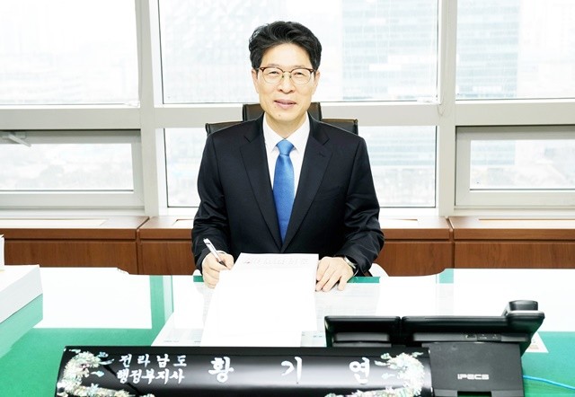 제44대 황기연 신임 전라남도 행정부지사가 5일 집무실에서 인계인수서에 서명을 하고 있다.