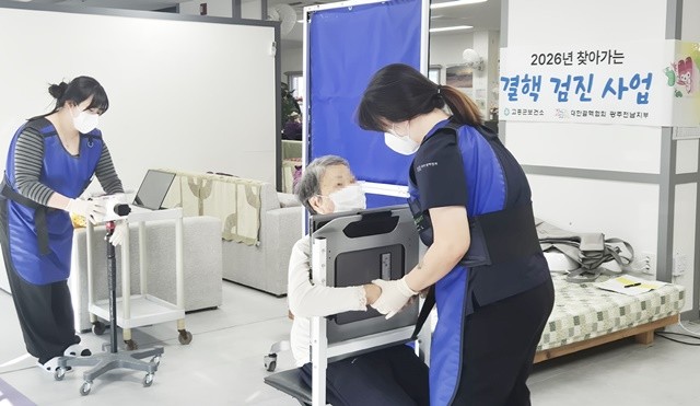 이동식 엑스레이 장비를 활용 해 흉부X선 촬영을 진행하고 있다