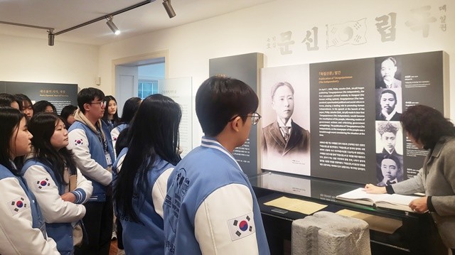 학생외교관들이 서재필 기념재단을 방문해 현장 해설을 듣고 있다.