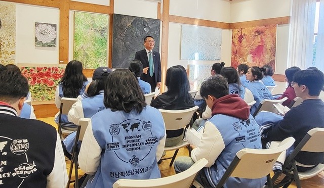 주샌프란시스코 대한민국 총영사관 임정택 총영사와 학생외교관들이 간담회를 진행하고 있다.