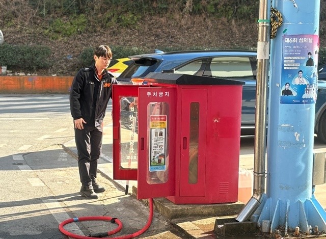 완도 전통시장의 소방 호스 상태 확인하고 있다.