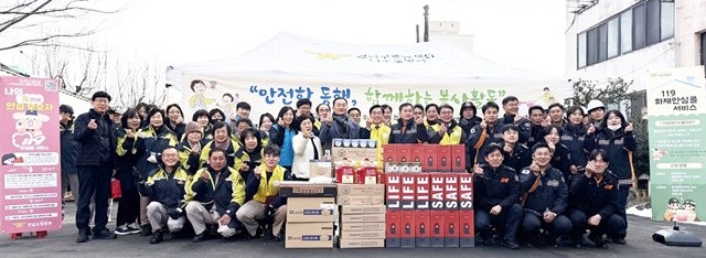 나주소방서가 주관하는 ‘봉사에 안전을 더한 봉사활동’에 참여한 기관·단체들이 기념사진을 찍고 있다.