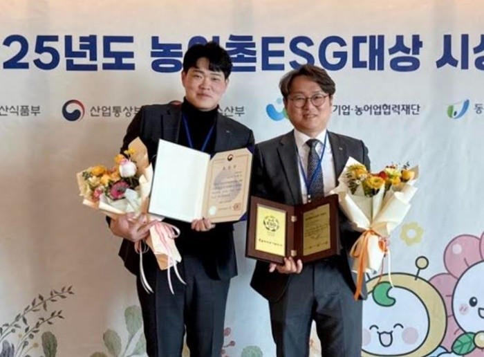(왼쪽부터) 한국동서발전 사회공헌부 구완모 차장, 김태준 부장이 '농어촌 이에스지(ESG)실천 인정기업' 선정 기념사진을 촬영하고 있다.  / 사진제공=동서발전