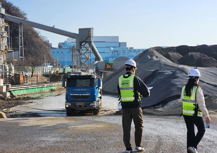 부산지방해양수산청과 부산항만공사, 부산 사하구가 고농도 미세먼지 발생 시기에 대비해 감천항 일대 분진성 화물 취급부두에 대한 합동 현장점검에 나섰다. / 사진제공=부산항만공사