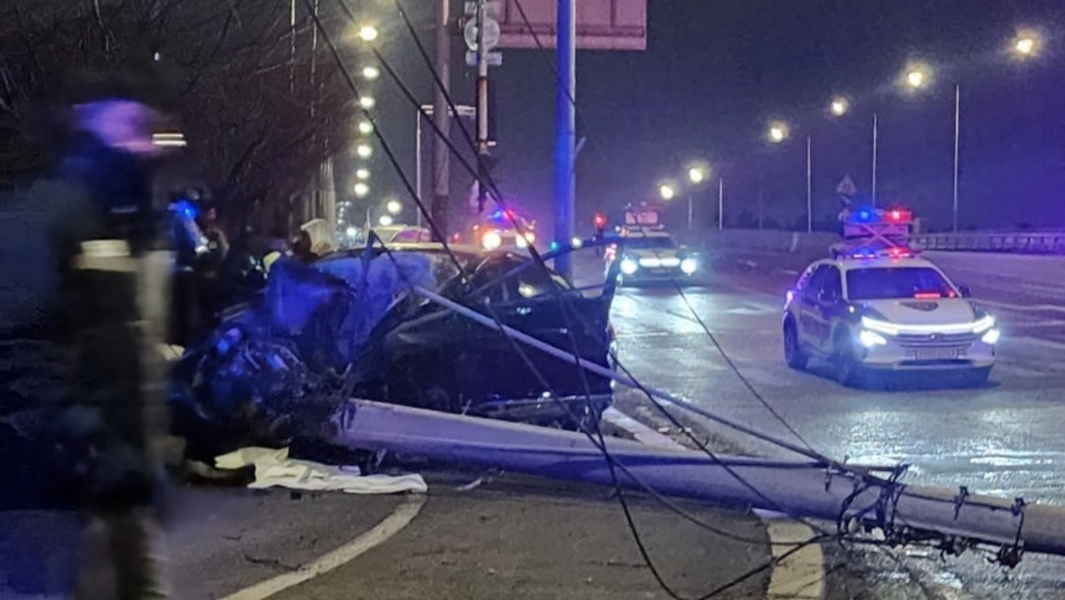 전봇대 충돌한 승용차 / 연합뉴스, 양창호씨 제공