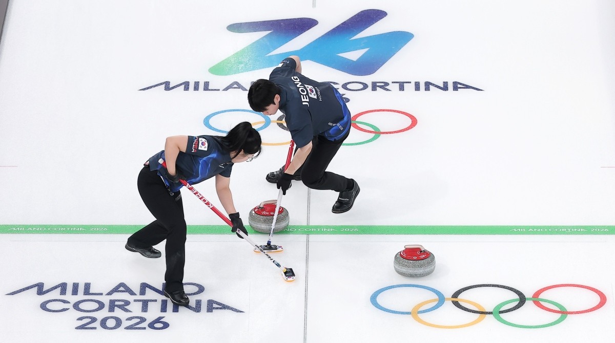 컬링 믹스더블 김선영과 정영석이 5일(현지시간) 이탈리아 코르티나담페초 컬링 올림픽 스타디움에서 열린 2026 밀라노·코르티나 동계올림픽 컬링 믹스더블 라운드 로빈 대한민국과 이탈리아의 경기에서 스위핑을 하고 있다. / 뉴스1