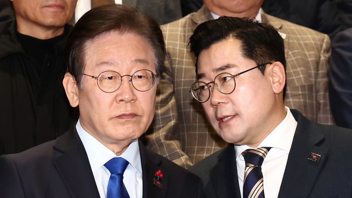 2024년 당시 더불어민주당 대표였던 이재명 대통령과 박찬대 당시 원내대표가 대화하고 있다. / 뉴스1