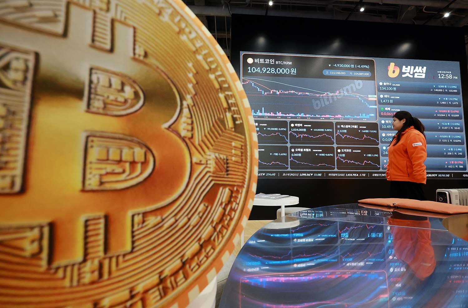 5일 서울 서초구 빗썸라운지 강남본점 현황판에 비트코인 등 암호화폐 거래 가격이 표시되고 있다.  / 뉴스1