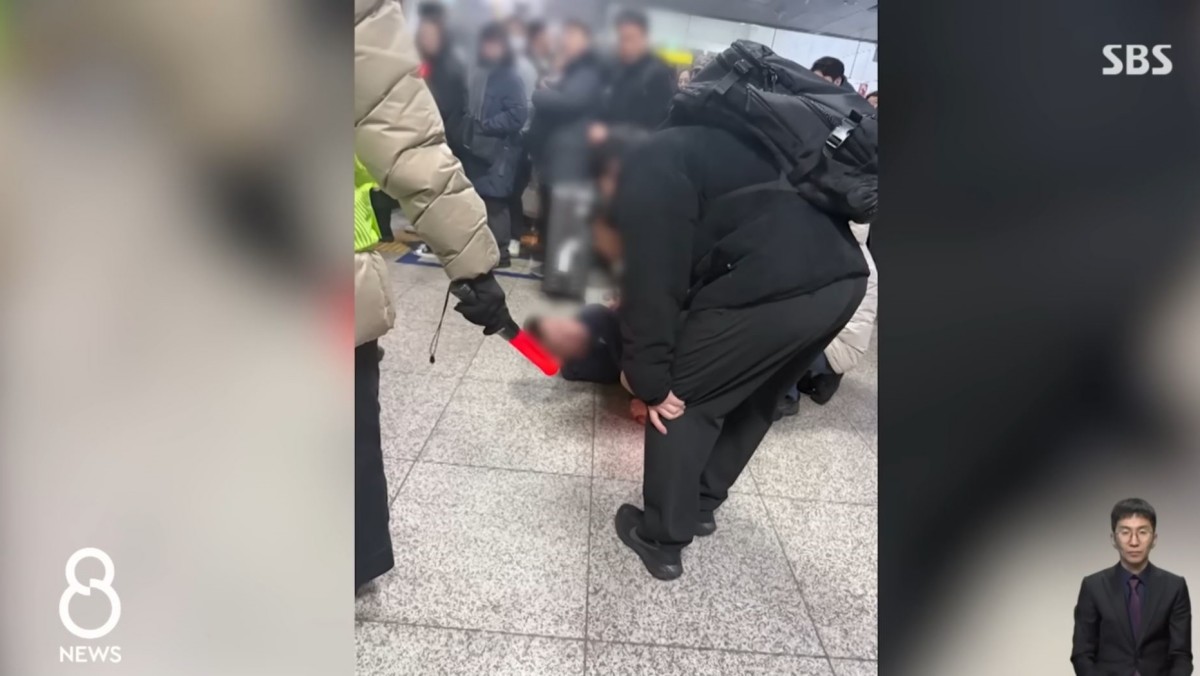 승강장에서 안전요원을 흉기로 위협하며 난동을 부리다 시민들에 의해 제압된 70대 남성 / SBS 뉴스 보도 화면 캡처