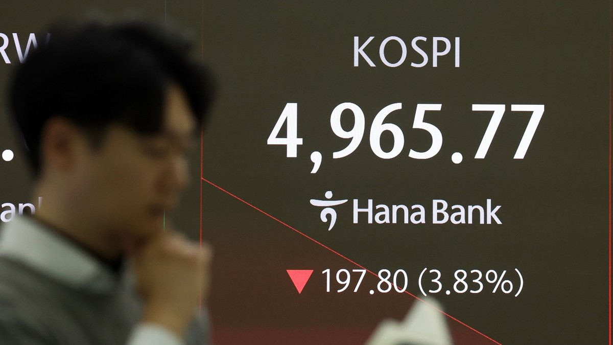 6일 오전 서울 중구 하나은행 딜링룸 전광판에 코스피 지수가 장중 5000선 하회를 보이고 있다. 이날 코스피는 장초반 매도 사이드카가 발동됐다. / 뉴스1