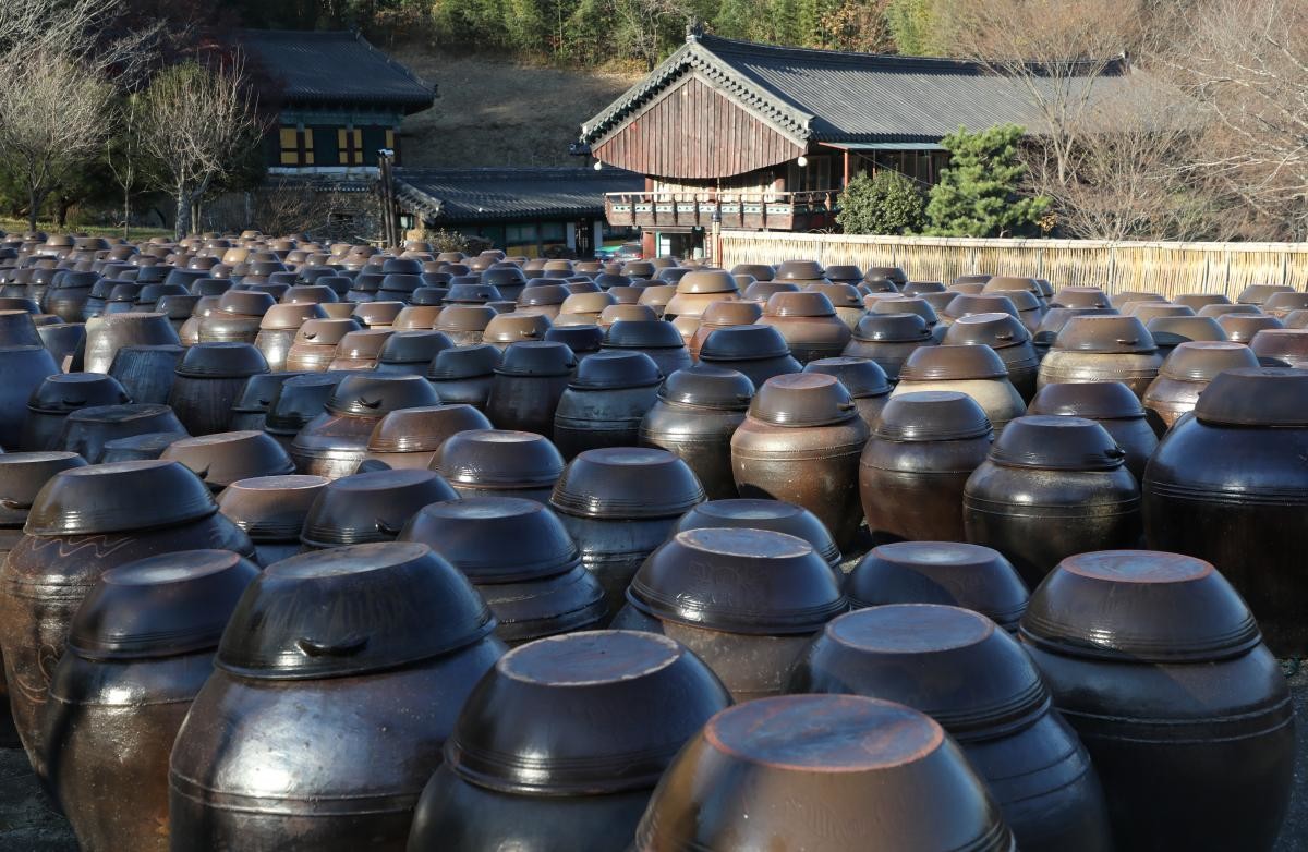 양산시 통도사 서운암에 전통 장이 담긴 장독대가 놓여 있다. / 뉴스1