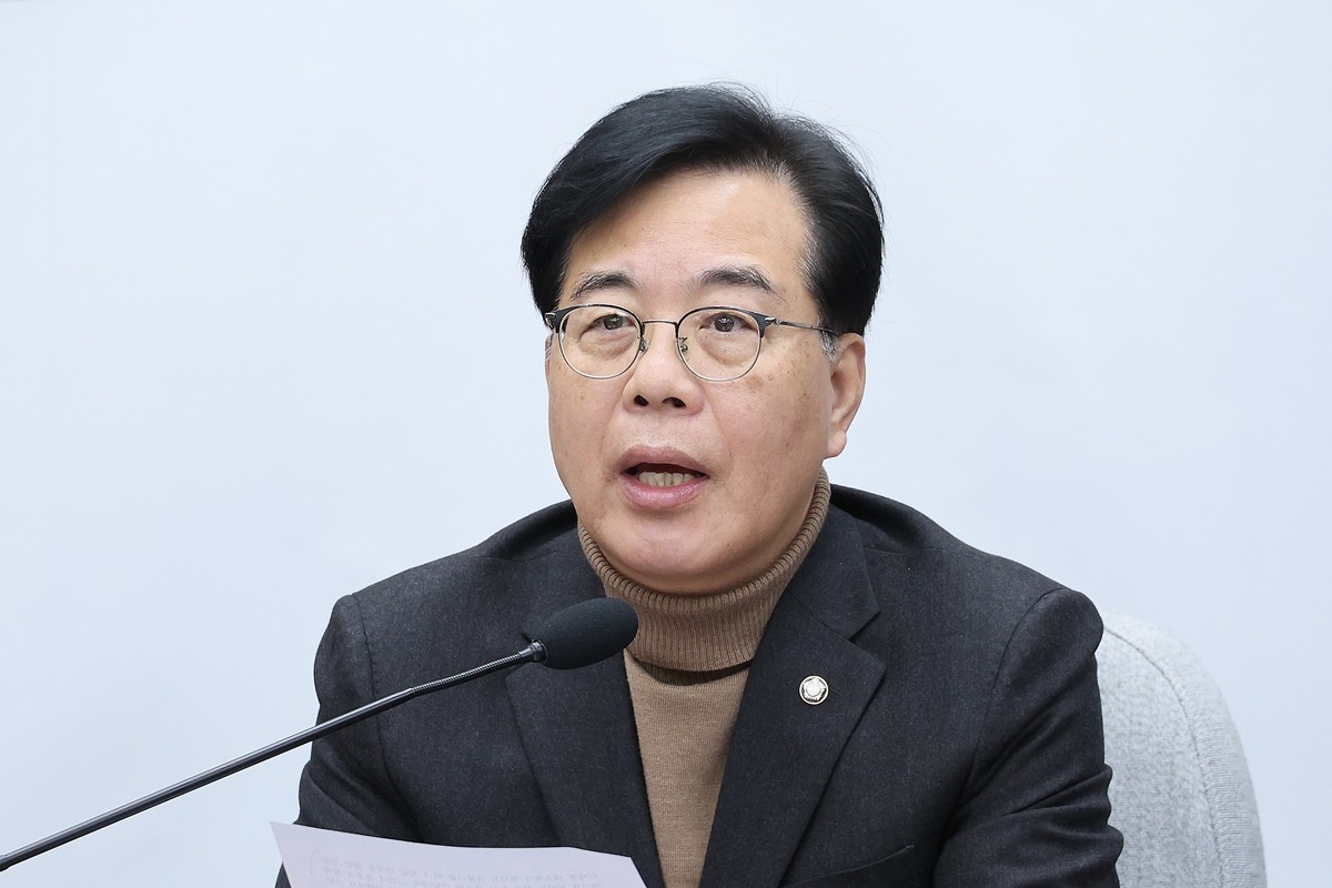 송언석 국민의힘 원내대표가 6일 서울 여의도 국회에서 열린 원내대책회의에서 발언하고 있다.     송언석 원내대표가 이재명 대통령의 부동산 관련 SNS 메시지를 겨냥해 '한가한 SNS 놀이를 중단하고 10·15 부동산 규제 대책을 철회해야 마땅하다'라고 말했다.    / 뉴스1