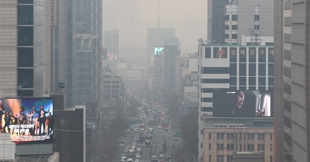 수도권 지역의 초미세먼지 농도가 '나쁨' 수준을 보인 5일 오전 서울 종로구 도심이 뿌옇게 보이고 있다. / 뉴스1