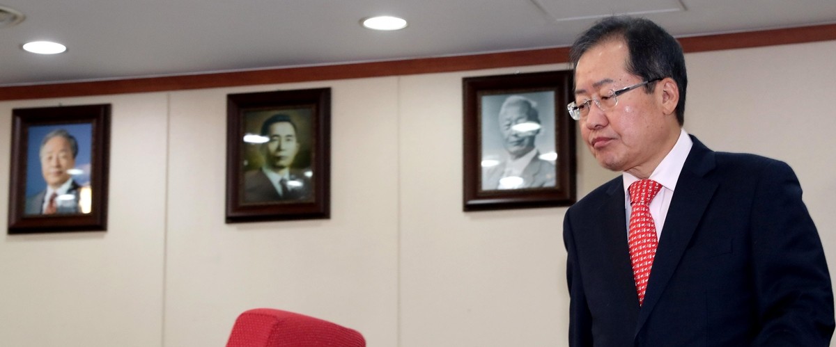 국민의힘 전신인 자유한국당 시절인 2017년 11월 당시 홍준표 당 대표가 서울 여의도 당사에서 열린 최고위원회의에 참석하며 이승만, 박정희, 김영삼 전 대통령 사진이 걸린 벽 앞을 지나고 있다. / 뉴스1