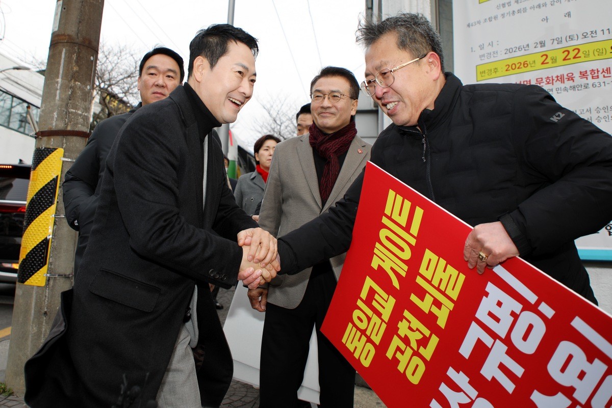 장동혁 국민의힘 대표가 6일 오전 제주 서귀포시 표선면의 한 거리에서 지지자들과 인사하고 있다. / 뉴스1