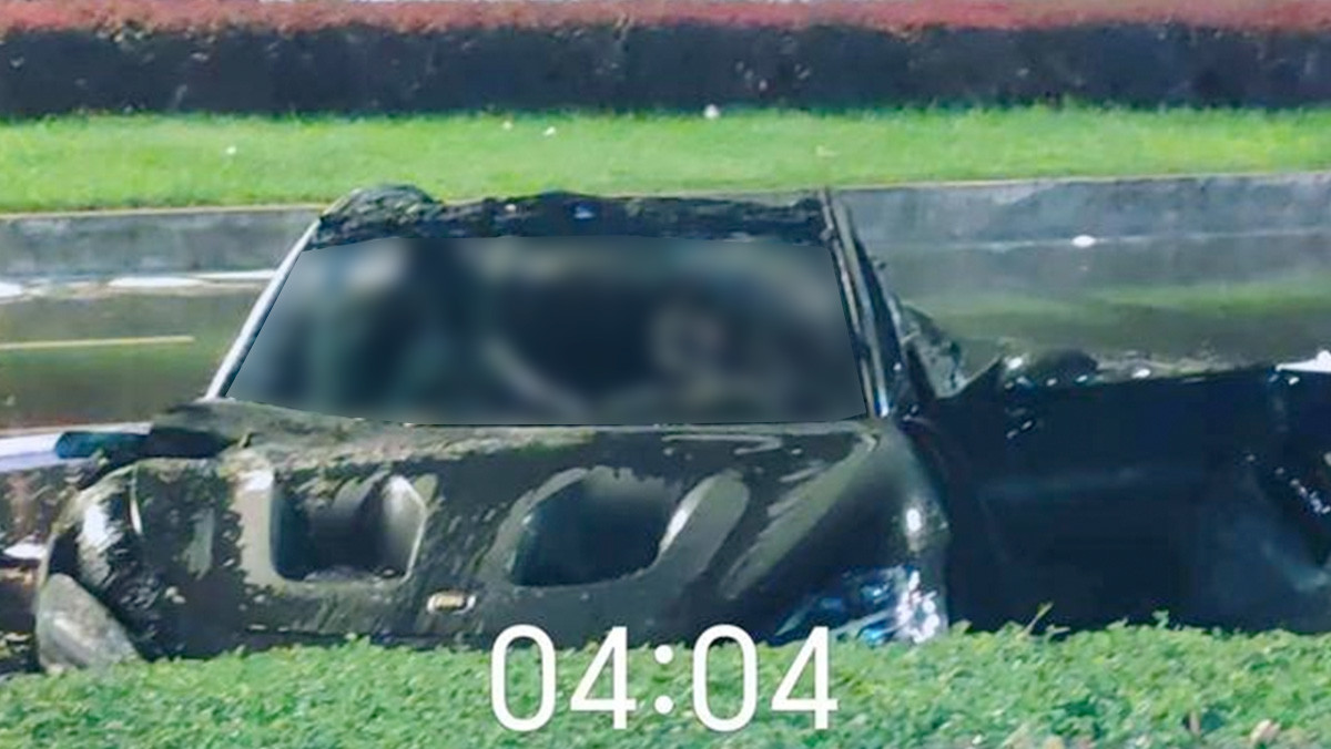 사고로 전소한 샤오미 SU7 울트라. 문이 열리지 않아 탑승자를 구조하지 못했다. / 넷이즈