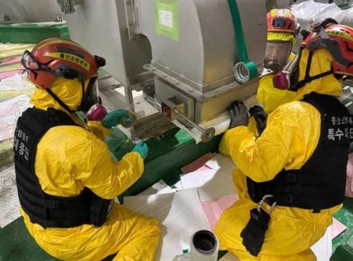 유독성 화학물질 누출로 노동자가 심정지 상태에 빠지는 사고가 발생하면서 '태광산업'의 산업안전 관리 실태가 다시 도마에 올랐다. 해당 공장은 과거에도 폭발 사고와 산업재해 미보고 사례가 있었던 곳이다. / 사진제공=울산소방본부