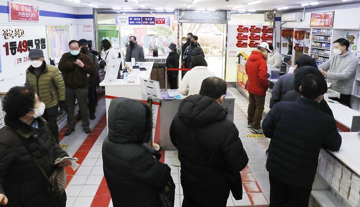 로또를 구입하려고 줄을 서고 있는 시민들. / 뉴스1 자료사진