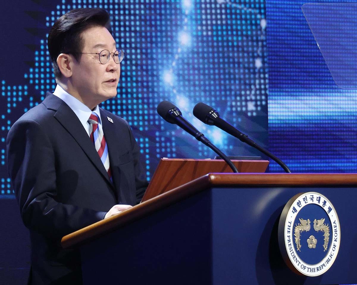 이재명 대통령이 6일 경남 거제시 견내량 인근에서 열린 남부내륙철도 착공식에 참석해 기념사를 하고 있다. / 뉴스1(청와대통신사진기자단