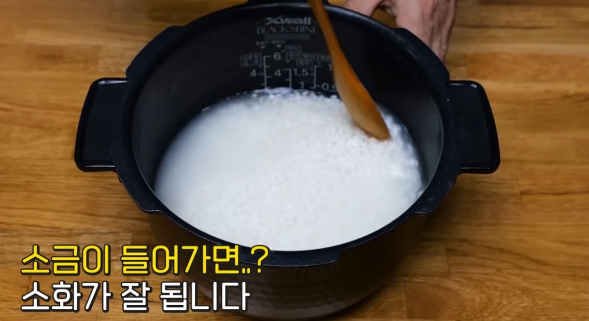 소금을 넣는 모습 / 유튜브 '김대석 셰프TV'