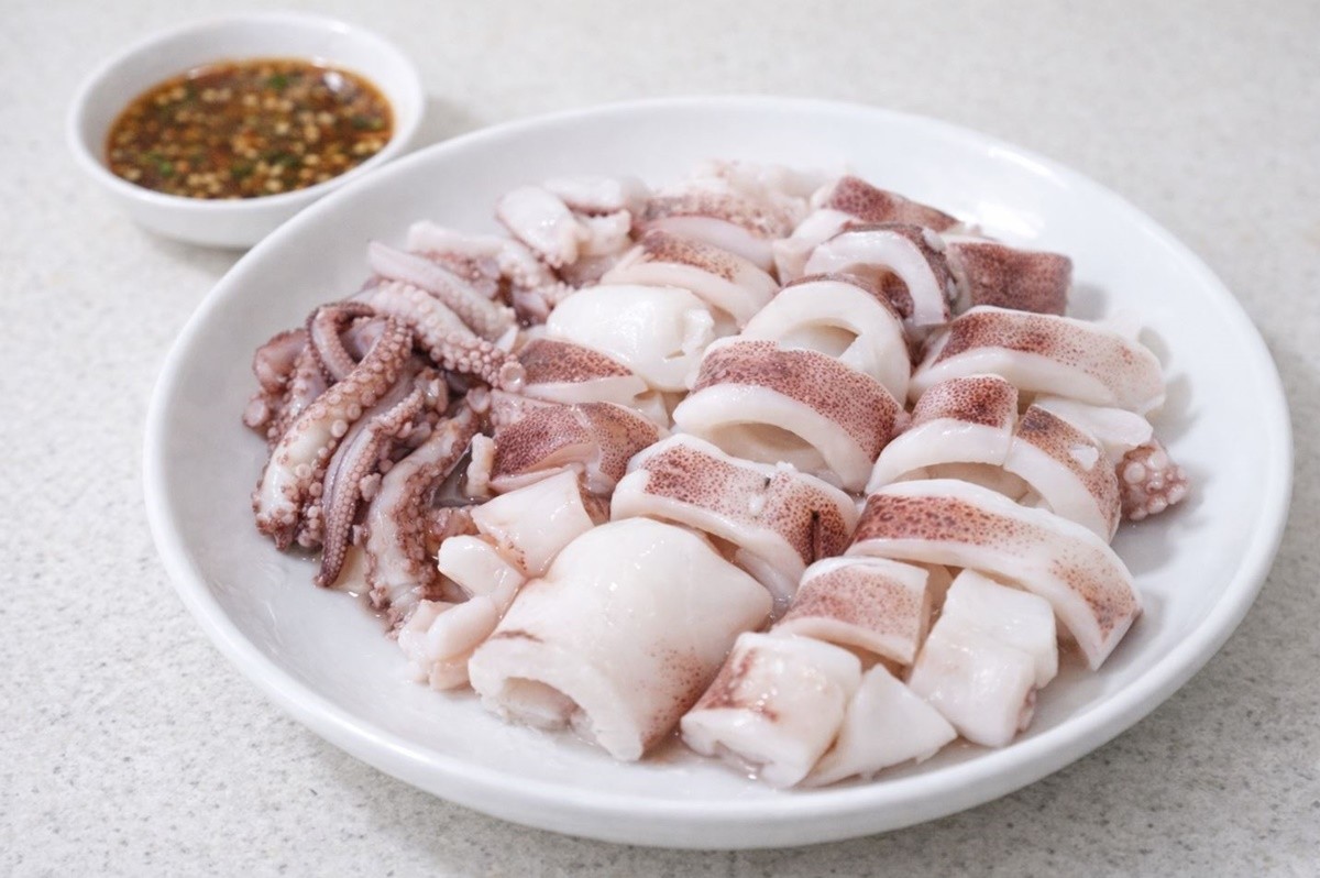 오징어를 삶아서 만든 오징어숙회 모습. 기사 이해를 돕기 위해 AI를 활용해 제작한 자료 사진입니다. 실제 모습과 다소 차이가 있을 수 있습니다.