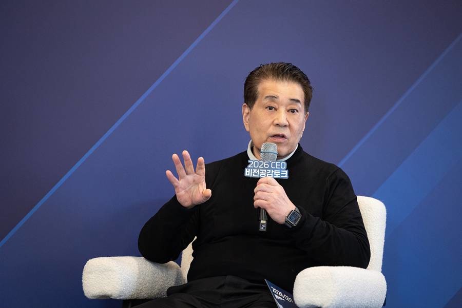 포스코그룹 장인화 회장이 '2026 CEO공감토크'에서 임직원들과 함께 의견을 나누고 있다.