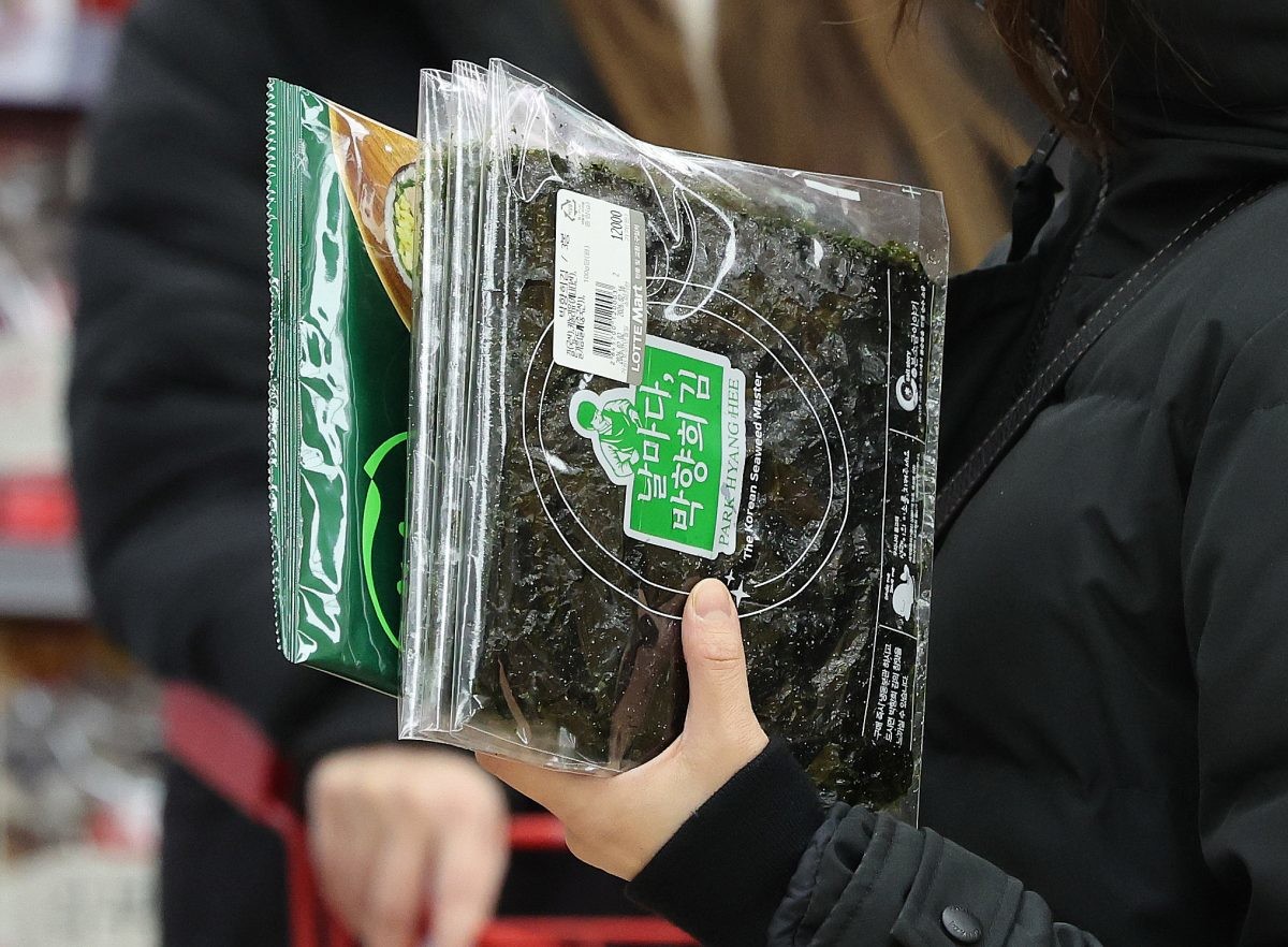 김을 사려는 소비자. / 뉴스1