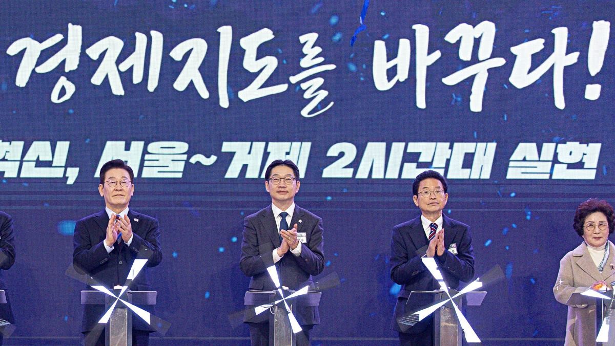 이재명 대통령이 6일 경남 거제시 견내량 인근에서 열린 남부내륙철도 착공식에서 착공기념 세레머니를 하고 있다. 왼쪽부터 이재명 대통령, 김경수 지방시대위원장, 이철우 경북도지사, 김정자 거제시민. / 뉴스1