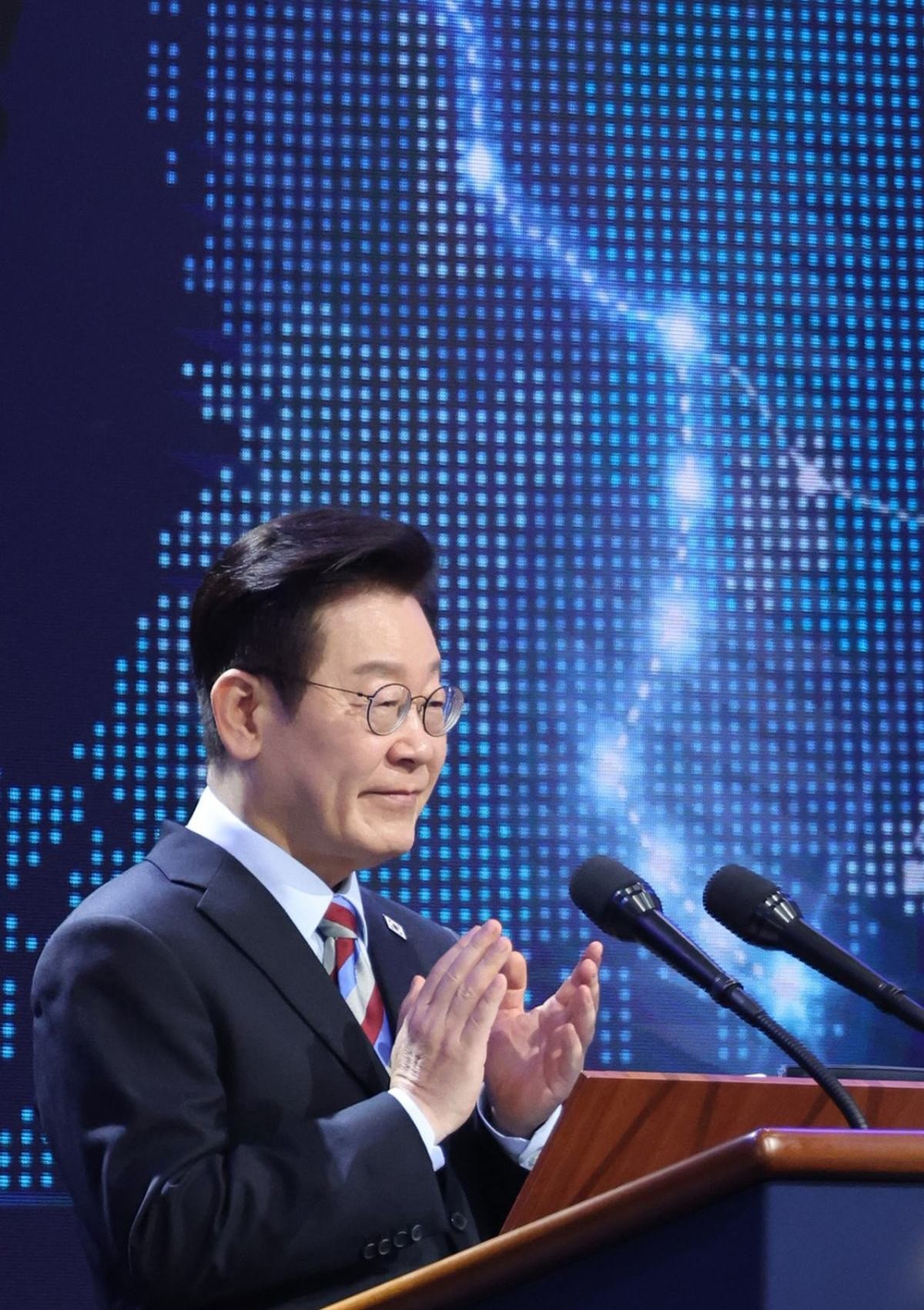 이재명 대통령이 6일 경남 거제시 견내량 인근에서 열린 남부내륙철도 착공식에 참석해 기념사를 하며 박수치고 있다. / 청와대통신사진기자단-뉴스1