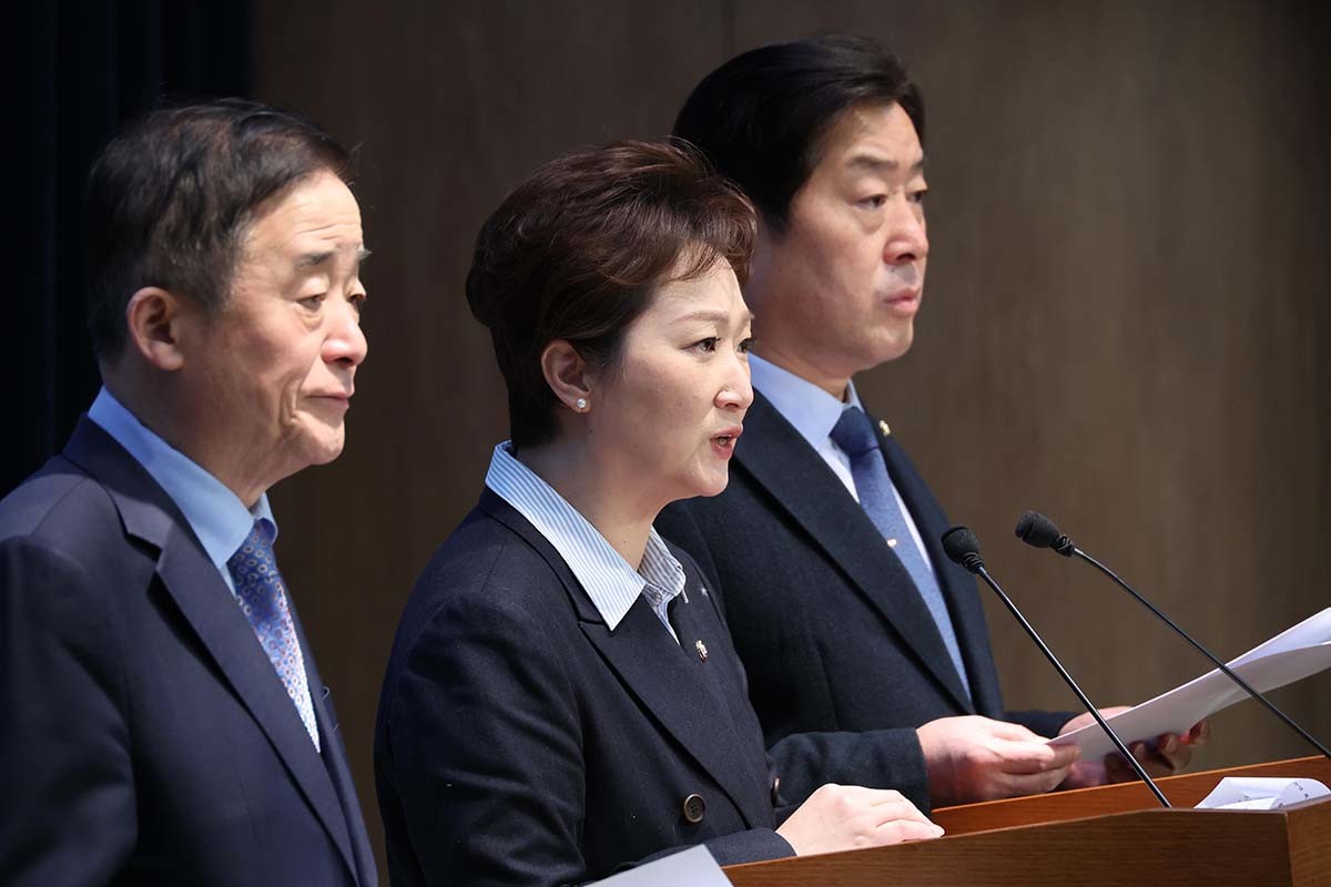 강득구, 이언주, 황명선(왼쪽부터) 더불어민주당 최고위원이 6일 서울 여의도 국회 소통관에서 조국혁신당과의 합당 관련 기자회견을 하고 있다. / 뉴스1