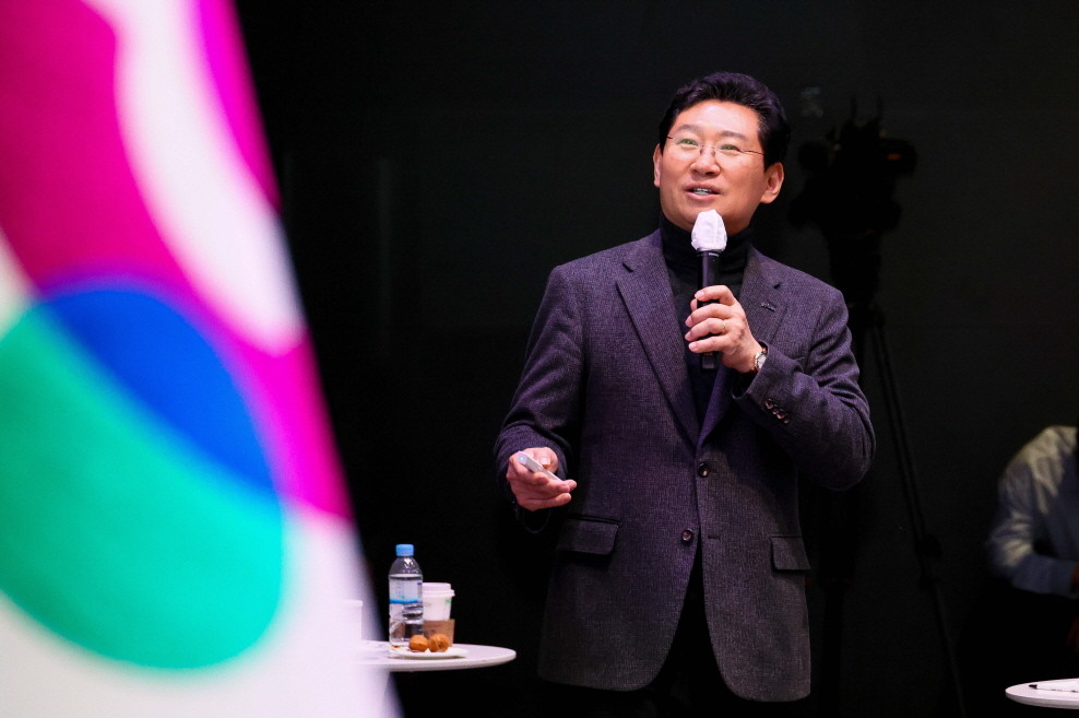 4일 오전 용인미디어센터에서 열린 동백1‧2‧3동 권역별 소통간담회에 참석한 이상일 시장이 발언하고 있다. / 용인특례시