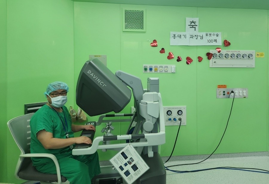 포항성모병원 산부인과 홍대기 과장 로봇수술 모습 / 이하 병원 제공