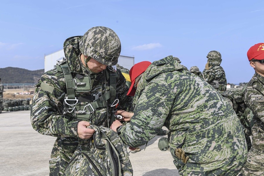 해병대 1사단 공정대대 장병이 강하 전 장비 안전 검사를 받고 있다. / 이하 부대 제공