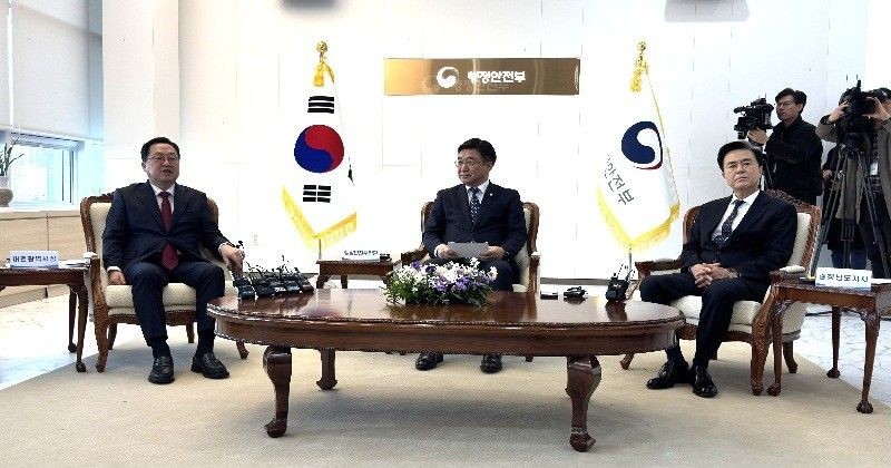 (왼쪽부터)이장우 대전시당, 행정안전부 윤호중 장관, 김태흠 충남지사/사진=김지연 기자