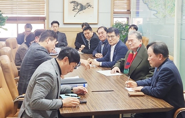 지난 4일 축산자원개발부 함평 이전 관련 회의를 하고 있다.