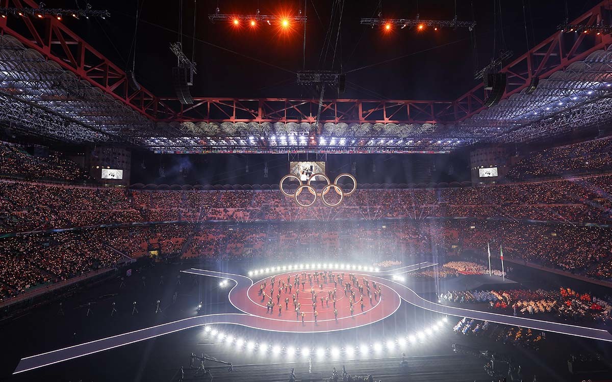 6일 오후(현지시간) 이탈리아 밀라노 산시로 올림픽 스타디움에서 열린 2026 밀라노·코르티나담페초 동계올림픽대회 개회식에서 이탈리아 알파인 스킨 레전드 데보라 콤파뇨니, 엘베르토 톰바가 성화를 점화하고 있다.  / 뉴스1