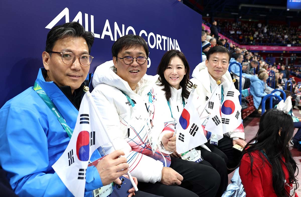 최휘영 문화체육관광부 장관이 6일(현지시간) 이탈리아 밀라노 아이스스케이팅 아레나에서 열린 2026 밀라노·코르티나담페초 동계올림픽 피겨스케이팅 팀 이벤트 경기에서 대한민국 대표팀을 응원하고 있다. 왼쪽부터 김재열 IOC 집행위원, 최 장관, 이수경 선수단장, 김택수 선수촌장. / 문체부 제공.