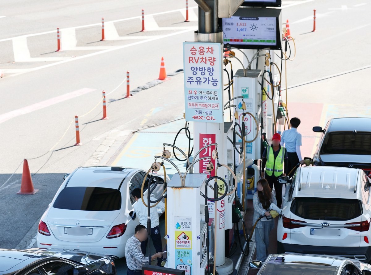 주유하는 모습. 자료사진. / 뉴스1