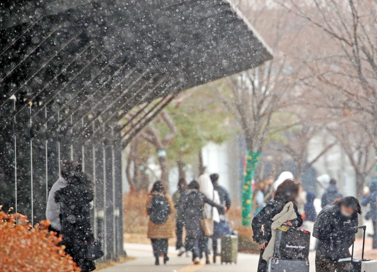 부산에 눈이 내리는 모습 자료 사진. 부산기상청에 따르면 부산시 중구 대청동에 있는 공식 관측소를 비롯해 일부 지역에 이날 오전 7시 30분쯤부터 2시간가량 눈이 산발적으로 내린 것으로 확인됐다. 당시 흩날리는 눈은 금방 녹으면서 적설은 기록되지 않았다.     / 뉴스1