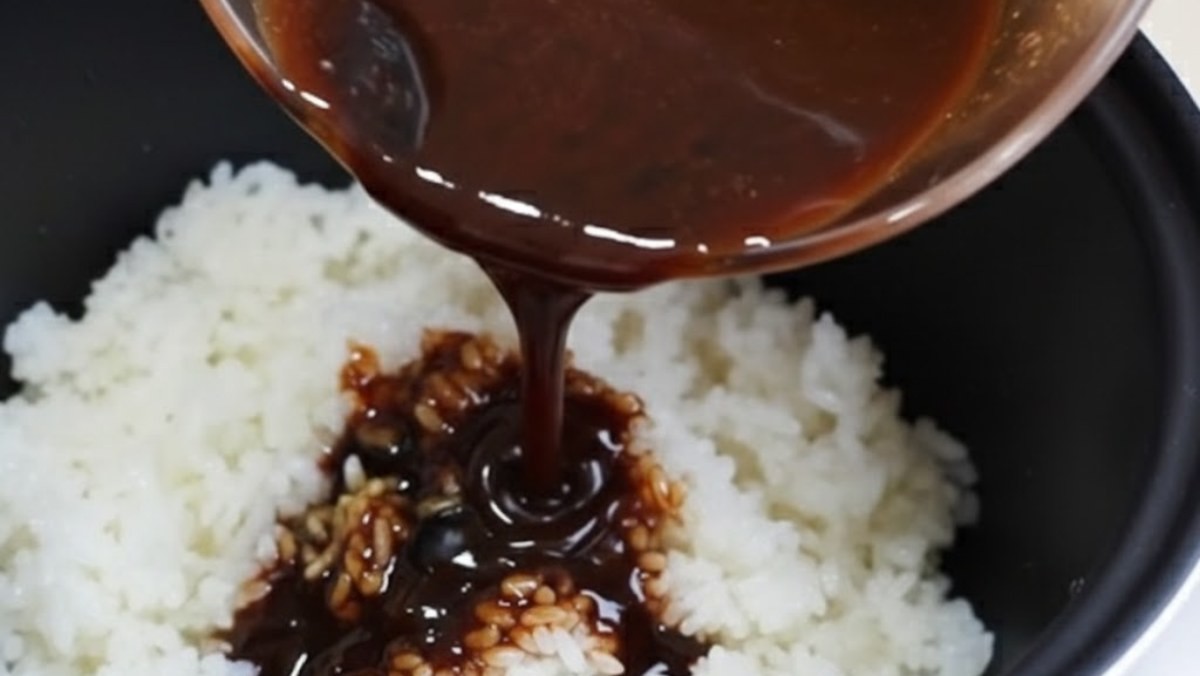 밥 위에 특제 소스를 붓는 모습. 유튜브 채널 '집밥 korean home cooking' 영상 장면 중 일부를 AI툴로 재생성한 이미지.