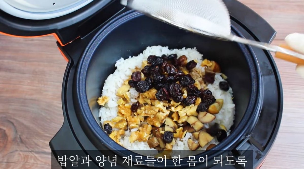 소스가 들어간 밥 위에 준비한 재료아 건포도를 올리는 모습. / 유튜브 채널 '집밥 korean home cooking'